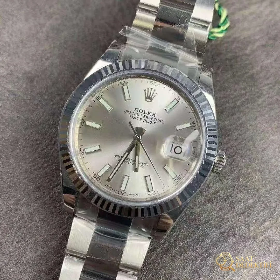 Apariencia general del reloj plateado de 41 mm