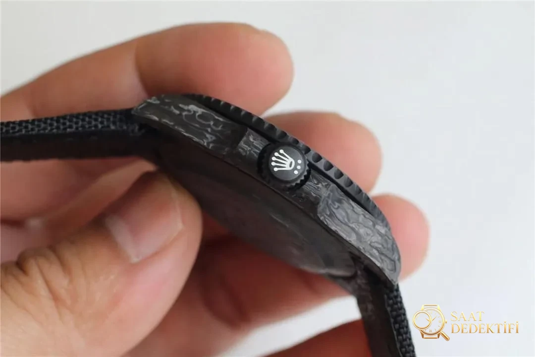 VS Factory Rolex Carbon Sea-Dweller Su Hayaleti DIW Karbon Fiber İncelemesi – Yüksek Çözünürlüklü Gerçek Çekim Detay Görselleri Ekli - Genel Açı ve Estetik Duruş