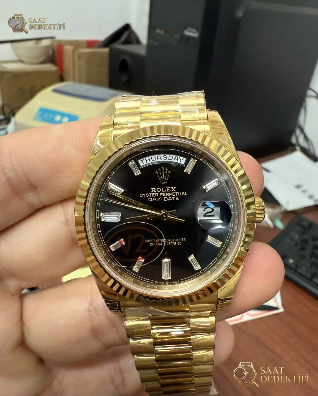 VS Factory Rolex Day-Date 40 Sarı Altın Siyah Baget Taşlı Kadran 182g DDV2 İncelemesi - Makro Laboratuvar ve Detay İncelemesi