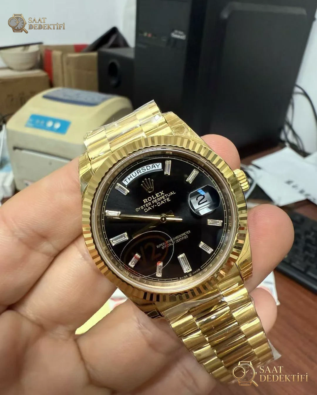 VS Factory Rolex Day-Date 40 Sarı Altın Siyah Baget Taşlı Kadran 182g DDV2 İncelemesi - Makro Laboratuvar ve Detay İncelemesi