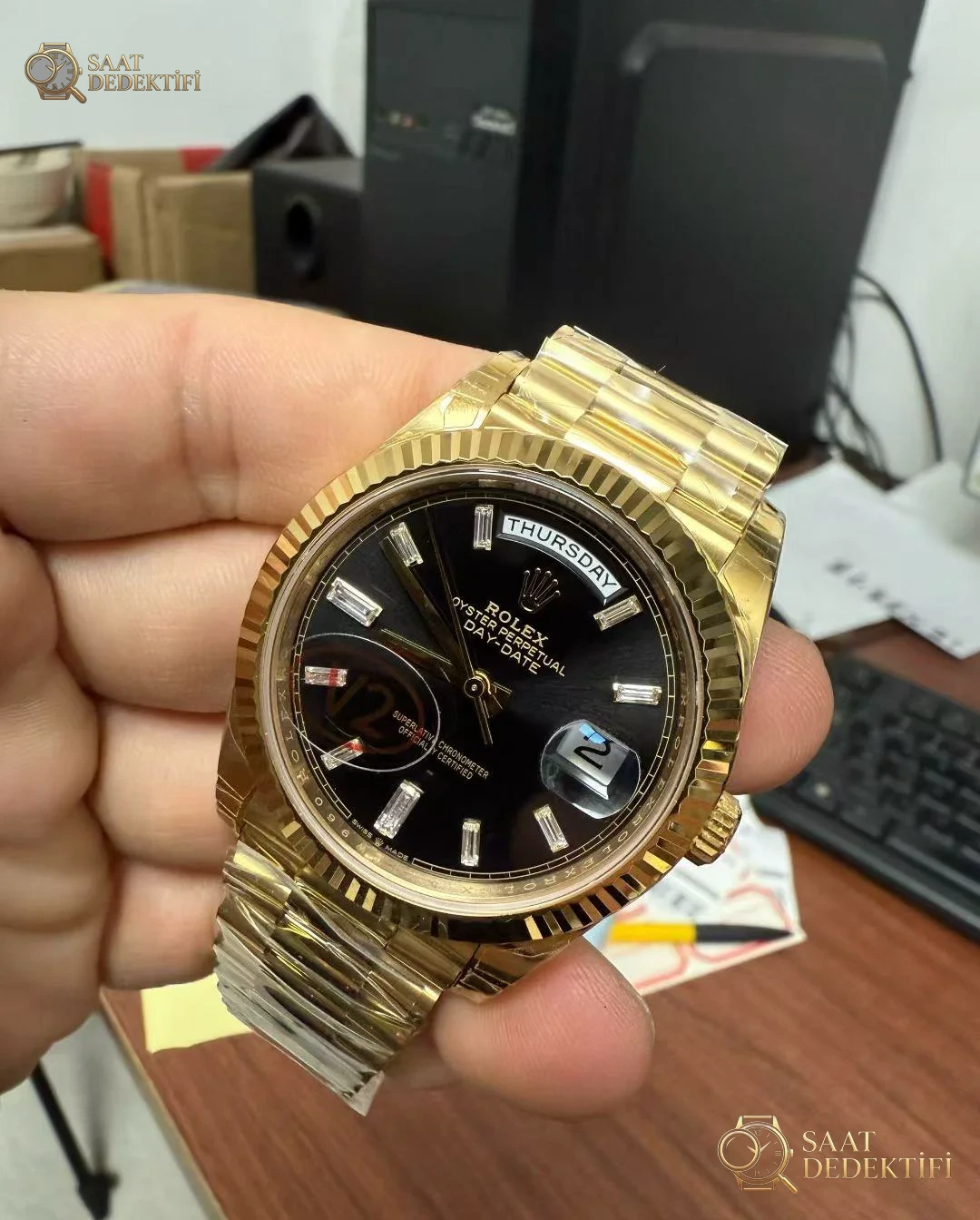 VS Factory Rolex Day-Date 40 Sarı Altın Siyah Baget Taşlı Kadran 182g DDV2 İncelemesi - Makro Laboratuvar ve Detay İncelemesi