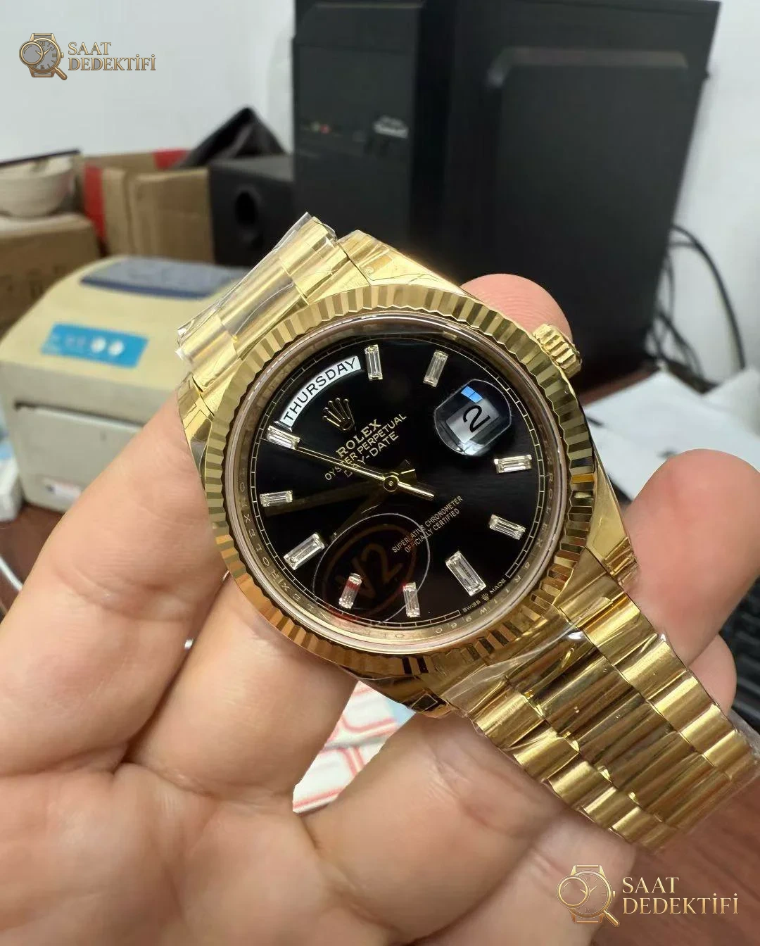 VS Factory Rolex Day-Date 40 Sarı Altın Siyah Baget Taşlı Kadran 182g DDV2 İncelemesi - Makro Laboratuvar ve Detay İncelemesi