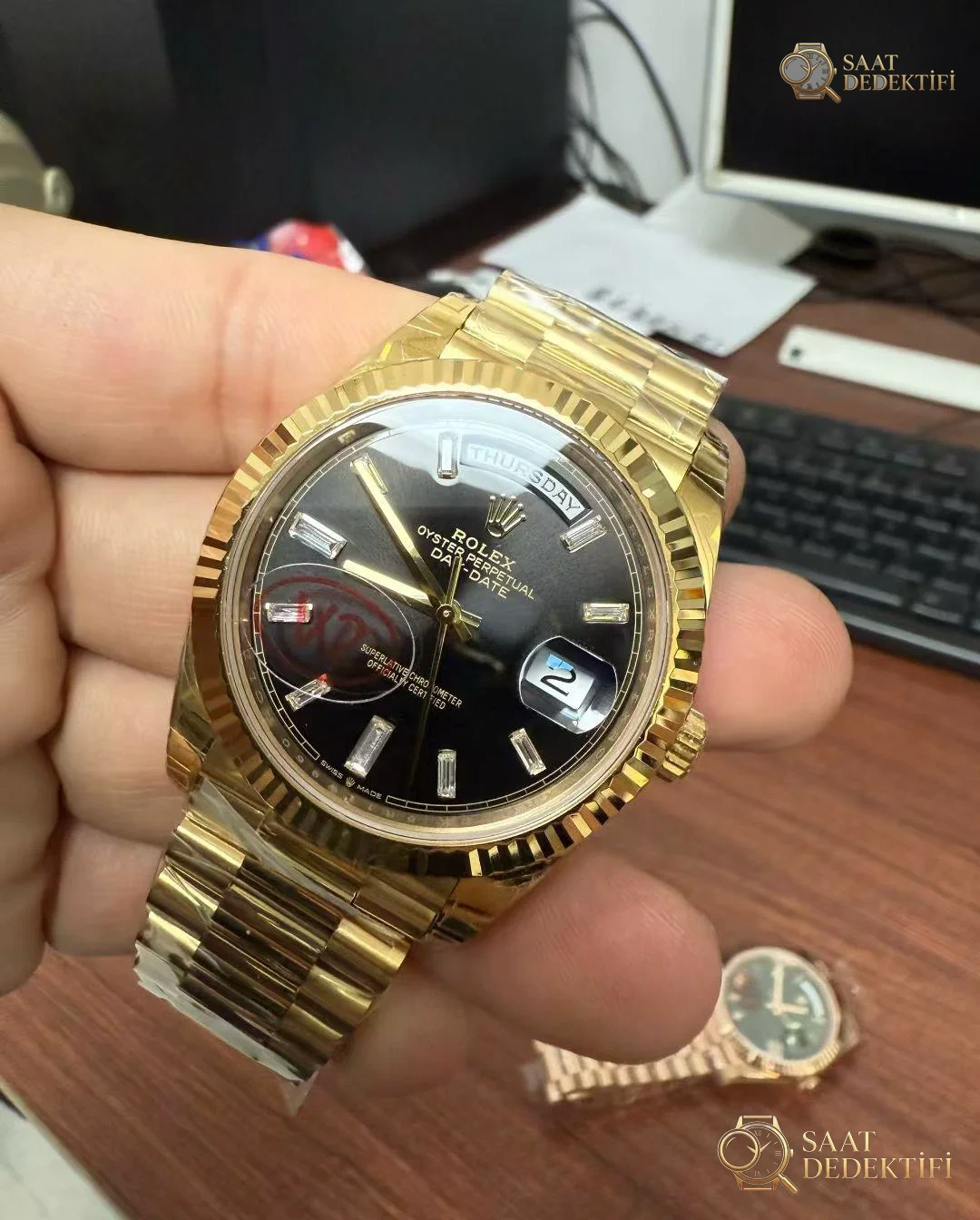 VS Factory Rolex Day-Date 40 Sarı Altın Siyah Baget Taşlı Kadran 182g DDV2 İncelemesi - Makro Laboratuvar ve Detay İncelemesi