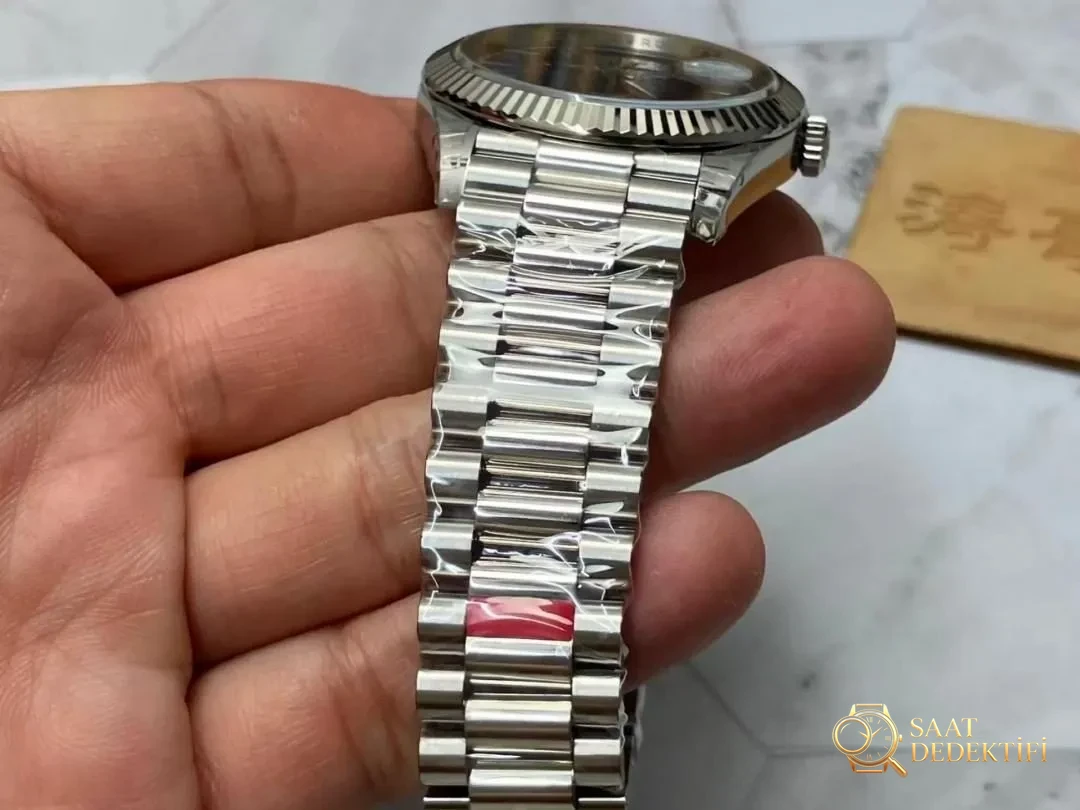 VS Factory Rolex Day-Date DD, içindeki Dandong 3255 mekanizmasına rağmen neden ağırlıklandırılmamış? - Genel Açı ve Estetik Duruş