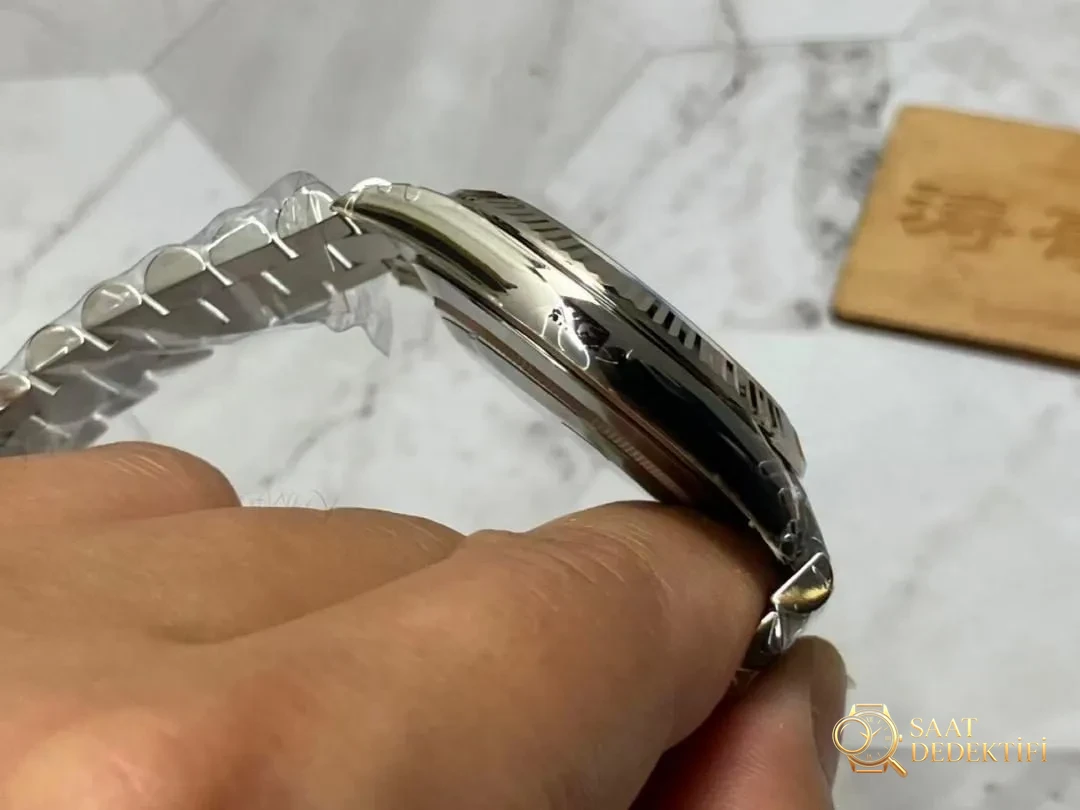 VS Factory Rolex Day-Date DD, içindeki Dandong 3255 mekanizmasına rağmen neden ağırlıklandırılmamış? - Kasa Çeliği ve Polisaj Kalitesi