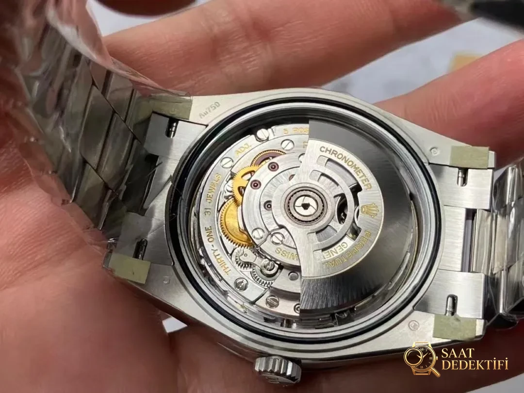 VS Factory Rolex Day-Date DD, içindeki Dandong 3255 mekanizmasına rağmen neden ağırlıklandırılmamış? - Kordon Dokusu ve Dikiş Detayları