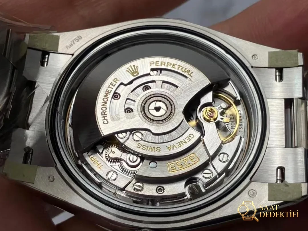 VS Factory Rolex Day-Date DD, içindeki Dandong 3255 mekanizmasına rağmen neden ağırlıklandırılmamış? - Arka Kapak Gravür ve Seri Numarası