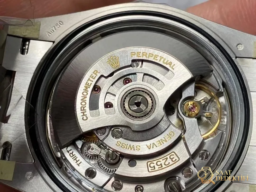 VS Factory Rolex Day-Date DD, içindeki Dandong 3255 mekanizmasına rağmen neden ağırlıklandırılmamış? - Bezel İçi Rehaut Gravürü ve Hizalaması