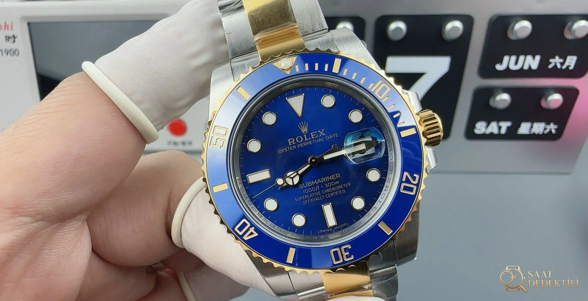 VS Factory Rolex Submariner Bluesy 126613LB. Gehäusewinkel und goldene, gezackte Lünette. Verarbeitung