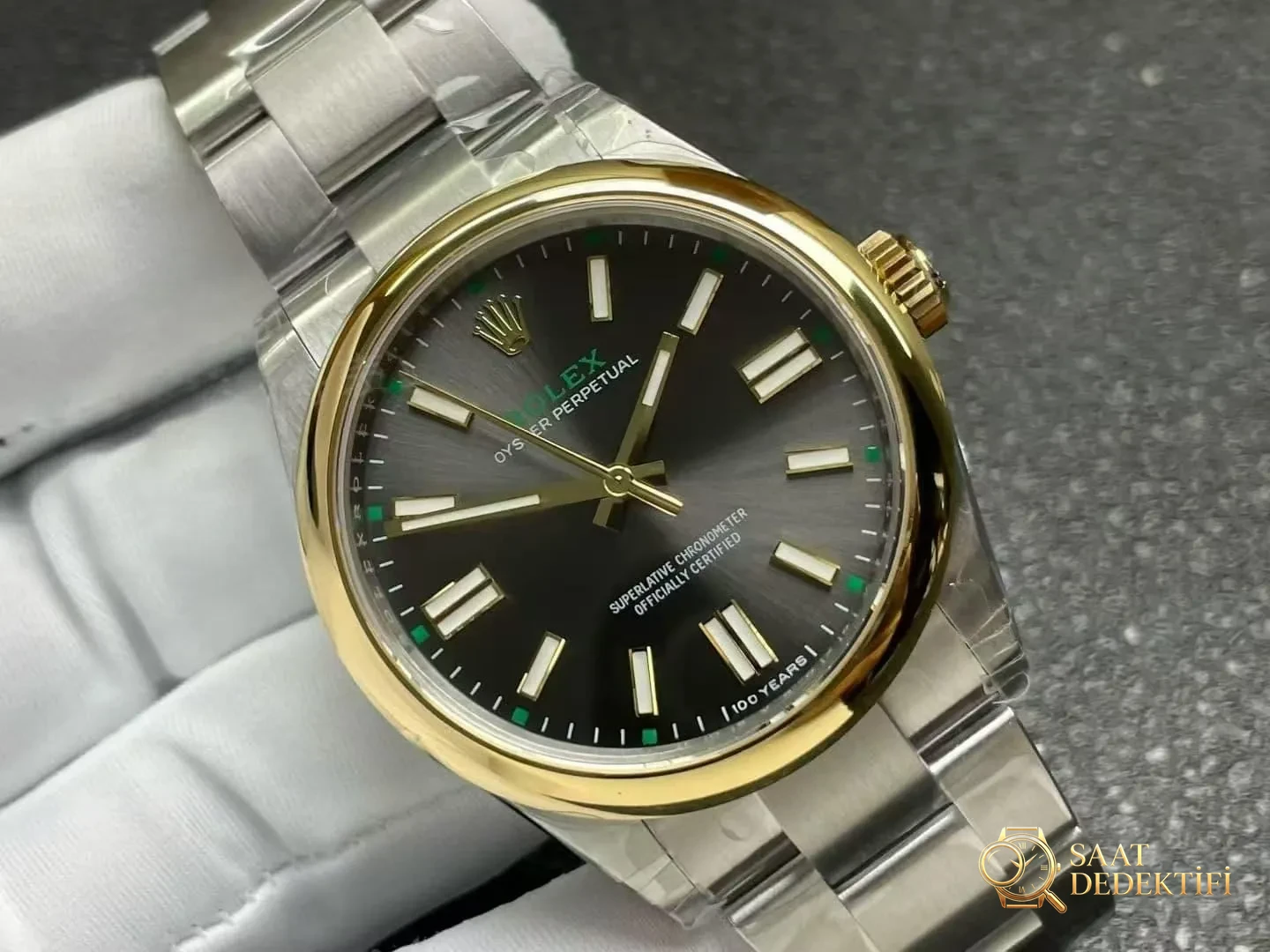VS Factory Rolex yeni çift renkli altın Oyster Perpetual 100. yıl versiyonunun işçiliği nasıl? - Arka Kapak ve Mekanizma Detayı