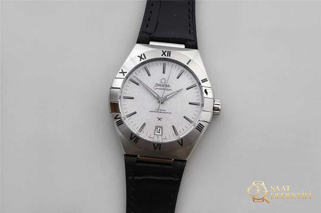 Omega Constellation VS Factory Review - Vue de face et conception du boîtier