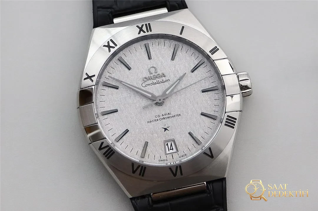 VS Factory SBF Omega Constellation cadran argenté en soie mouvement 8900 brève revue - Détail du cadran et finition de la lunette