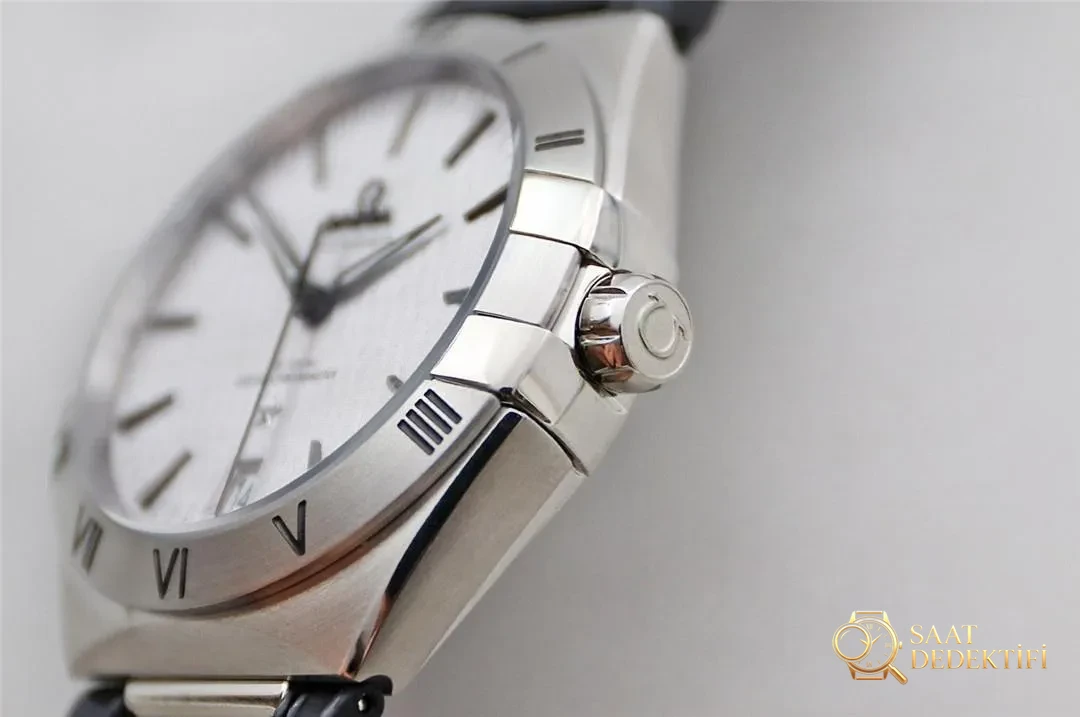 Bref examen du mouvement à cadran argenté en soie VS Factory SBF Omega Constellation 8900 - Fond du boîtier et détails du mouvement