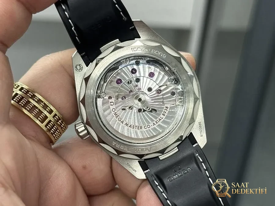 VS Factory Seamaster 150 titanyum kasa siyah dünya saati replika saat nasıl - VS Omega - Arka Kapak ve Mekanizma Detayı
