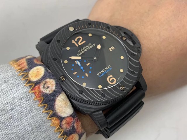 VS Factory V2 Edition Replika Panerai PAM 616 Luminor Submersible Forged Carbon Saat, Super Clone P.9000 Mekanizmalı — 13. fotoğraf