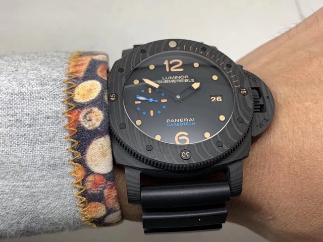 VS Factory V2 Edition Replika Panerai PAM 616 Luminor Submersible Forged Carbon Saat, Super Clone P.9000 Mekanizmalı — 14. fotoğraf