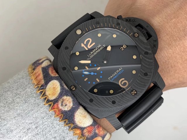 VS Factory V2 Edition Replika Panerai PAM 616 Luminor Submersible Forged Carbon Saat, Super Clone P.9000 Mekanizmalı — 16. fotoğraf