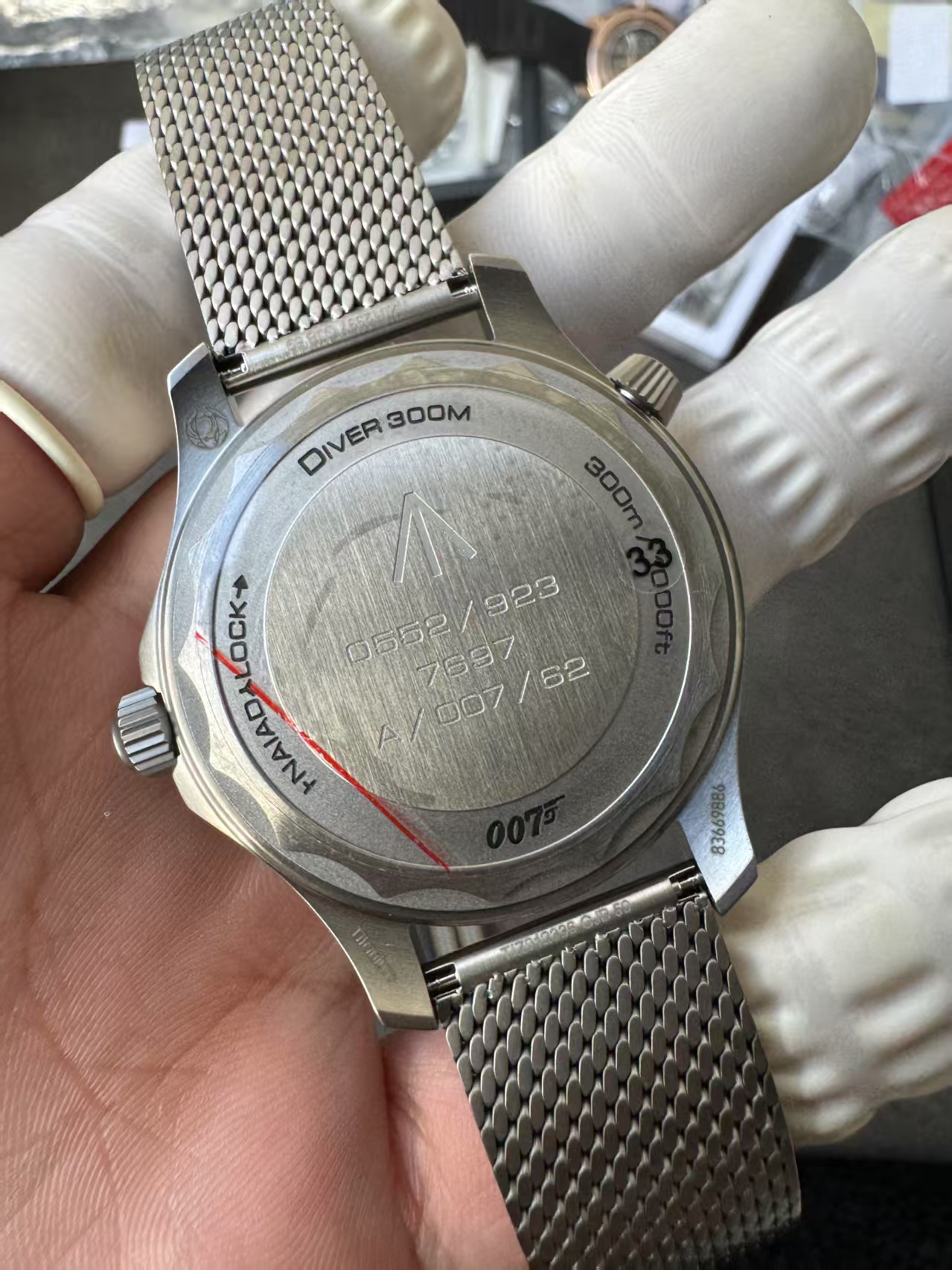 Omega No Time to Die Kasa Arkası