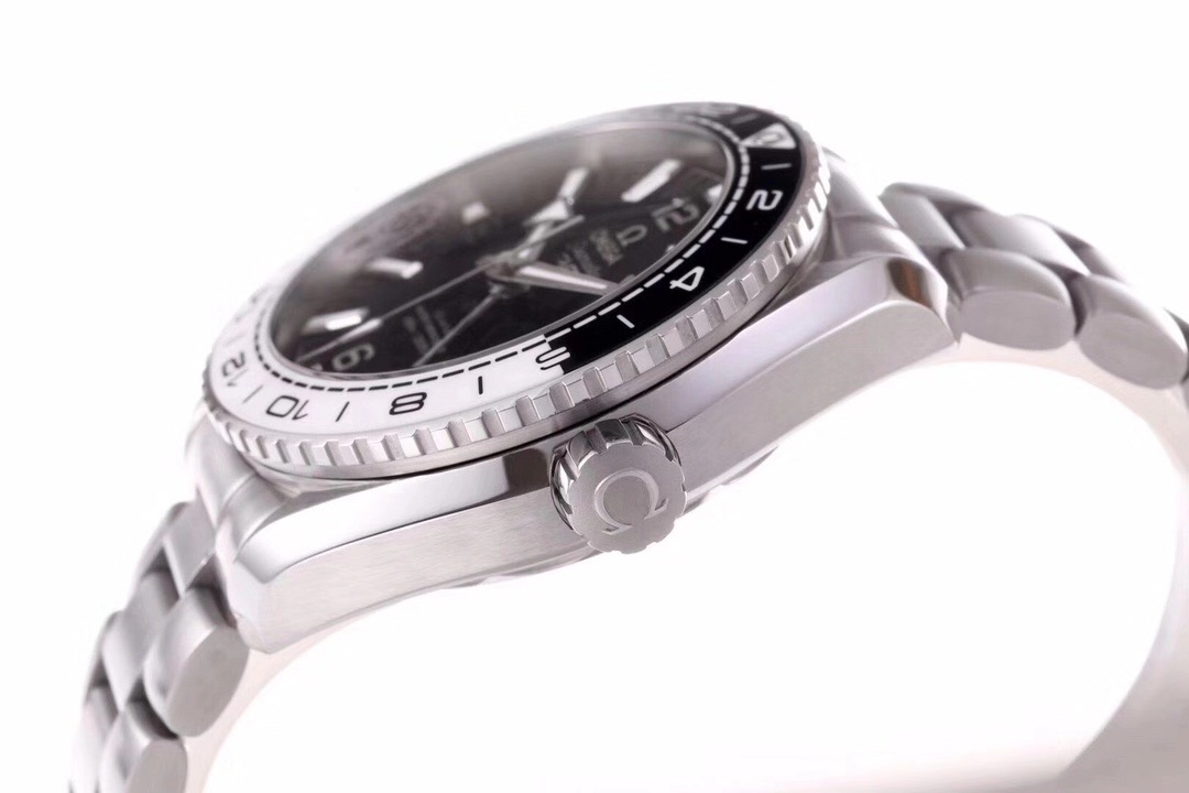 VS Factory yeni Omega Seamaster 600 GMT tai chi bezel siyah-beyaz bezel 43.5 mm 8906 mekanizma replika saat incelemesi — 9. fotoğraf