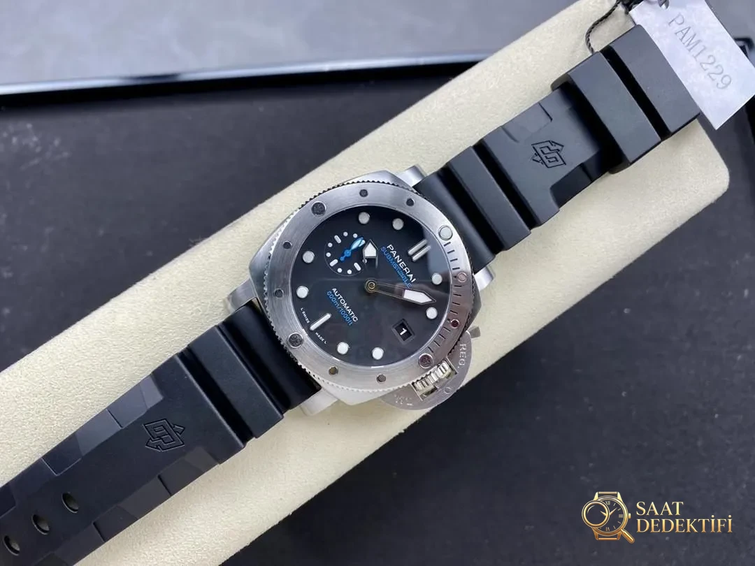VS Factory(SBF)Panerai Submersible 1229 P900 mekanizmalı: gerçeğe benzerliği nasıl? - Arka Kapak ve Mekanizma Detayı