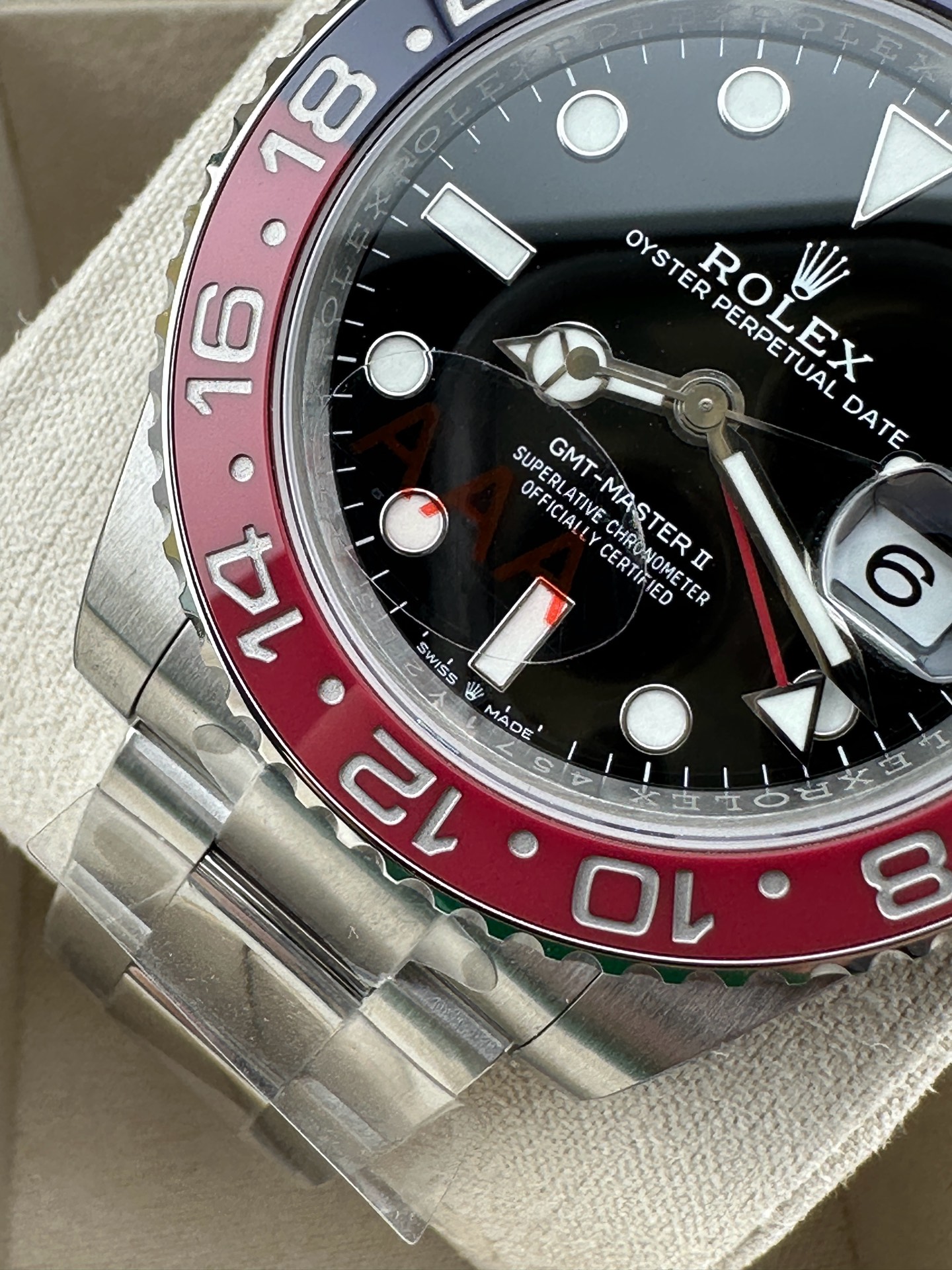 VS GMT cola bezel görücüye çıkıyor! Dandong 3285 mekanizmasını taşıyan bu model, her detayı üstün işçilikle işlenerek piyasadaki tüm versiyonları açık ara geride bırakıyor; replika saatlerin zirvesi unvanını sonuna kadar hak ediyor! — 2. fotoğraf