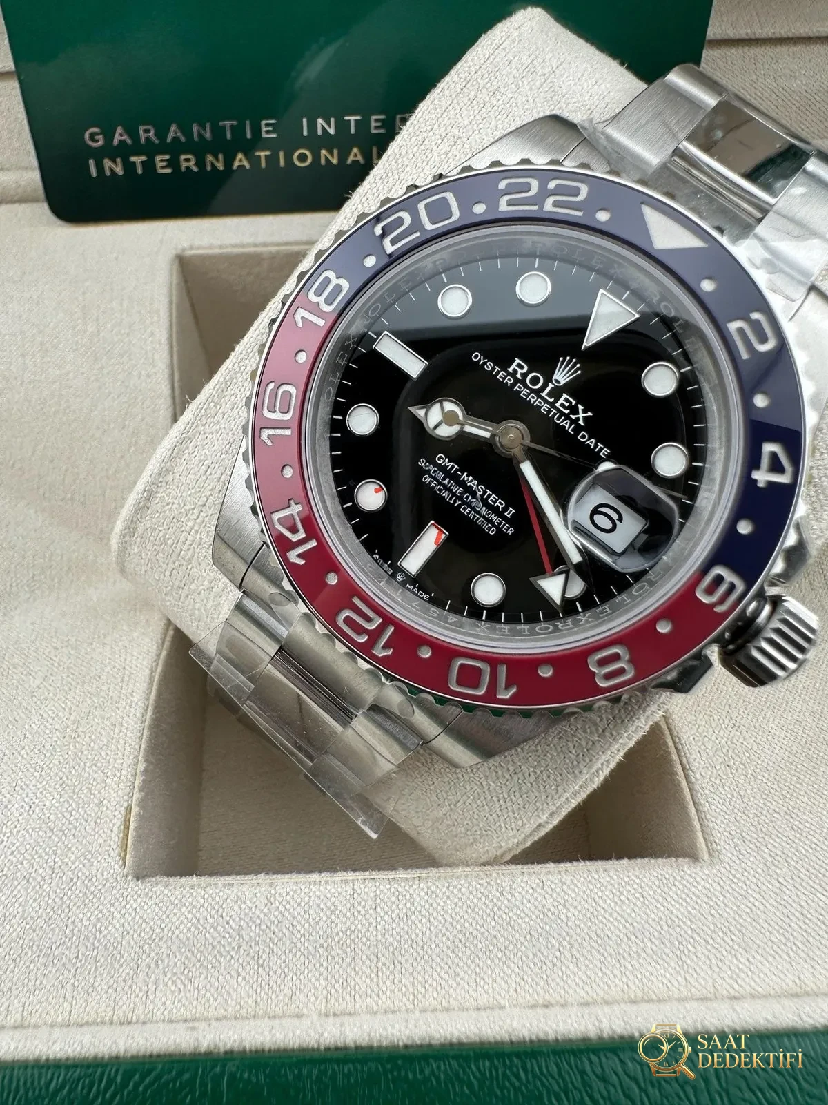 VS GMT cola bezel görücüye çıkıyor! Dandong 3285 mekanizmasını taşıyan bu model, her detayı üstün işçilikle işlenerek piyasadaki tüm versiyonları açık ara geride bırakıyor; replika saatlerin zirvesi unvanını sonuna kadar hak ediyor! - Kasa Profili ve Kurma Kolu İncelemesi