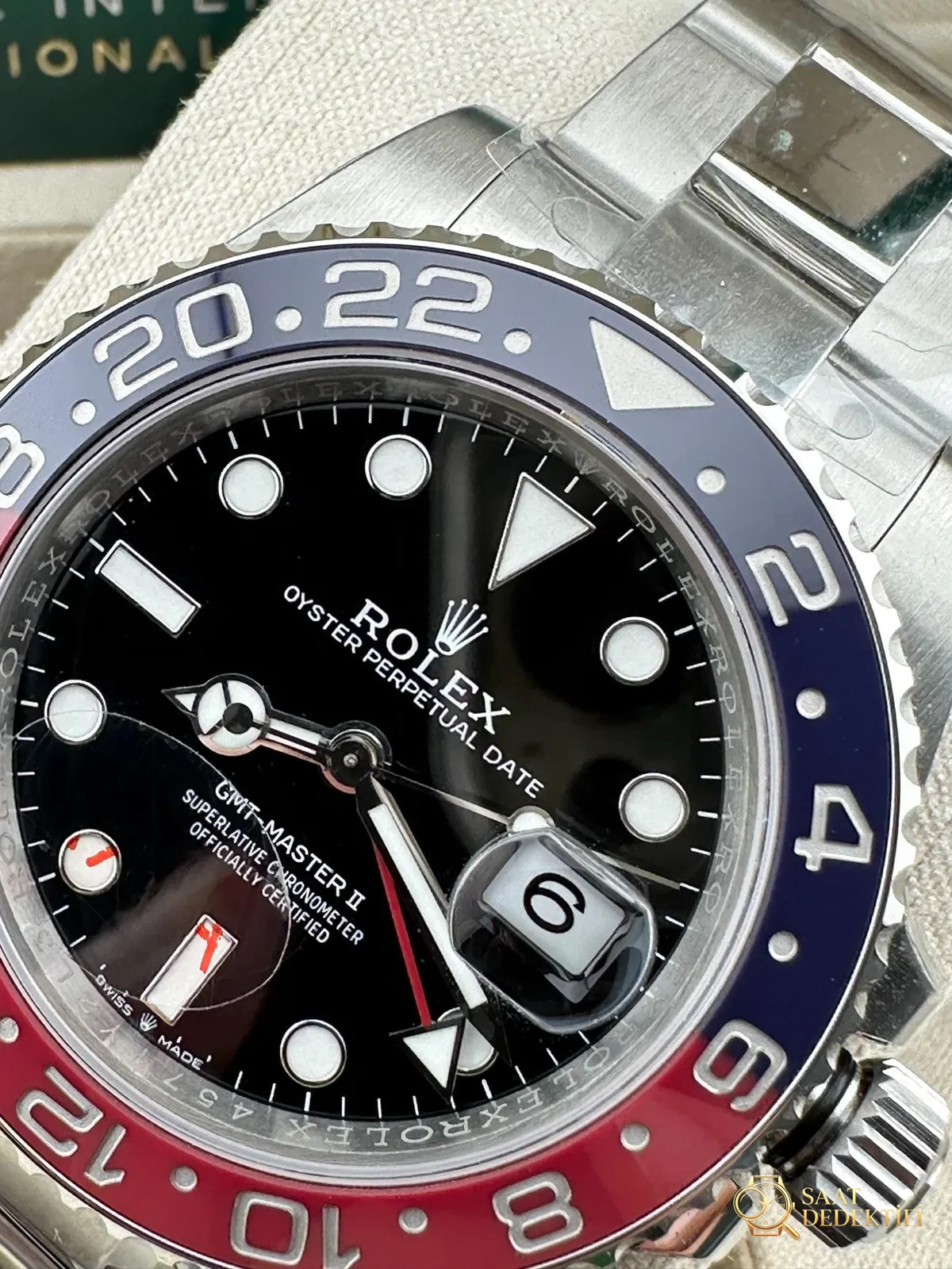 VS GMT cola bezel görücüye çıkıyor! Dandong 3285 mekanizmasını taşıyan bu model, her detayı üstün işçilikle işlenerek piyasadaki tüm versiyonları açık ara geride bırakıyor; replika saatlerin zirvesi unvanını sonuna kadar hak ediyor! - Arka Kapak ve Mekanizma Detayı