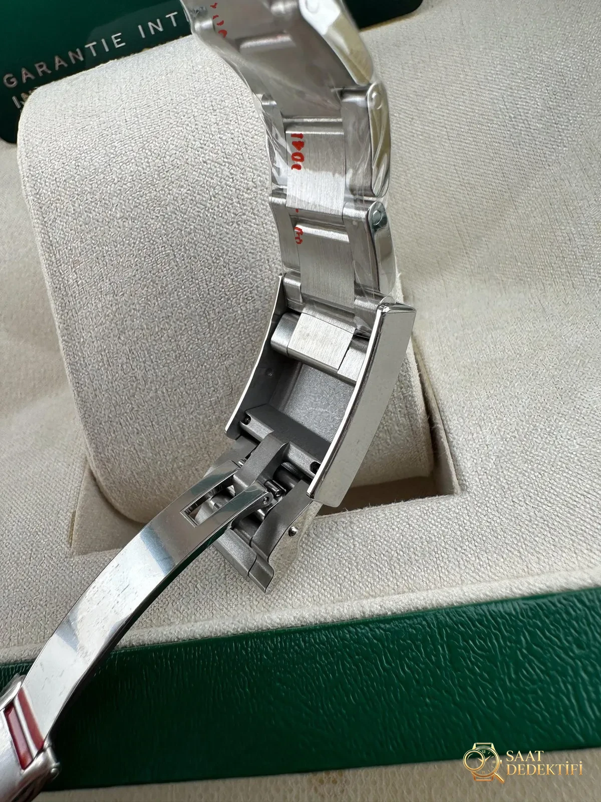VS GMT cola bezel görücüye çıkıyor! Dandong 3285 mekanizmasını taşıyan bu model, her detayı üstün işçilikle işlenerek piyasadaki tüm versiyonları açık ara geride bırakıyor; replika saatlerin zirvesi unvanını sonuna kadar hak ediyor! - Klips Kilidi ve Lazer Damgalar