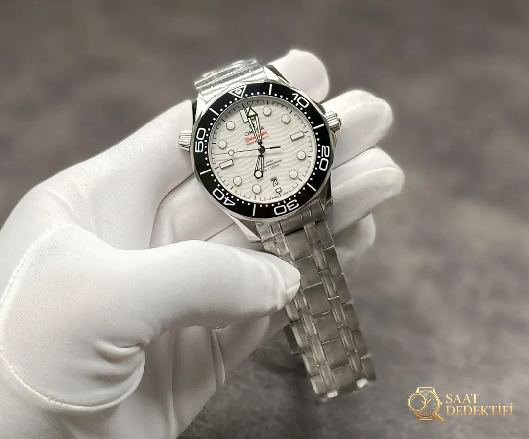 VS Omega Seamaster 300 küçük fabrika ürünlerinden nasıl ayırt edilir? - Arka Kapak ve Mekanizma Detayı