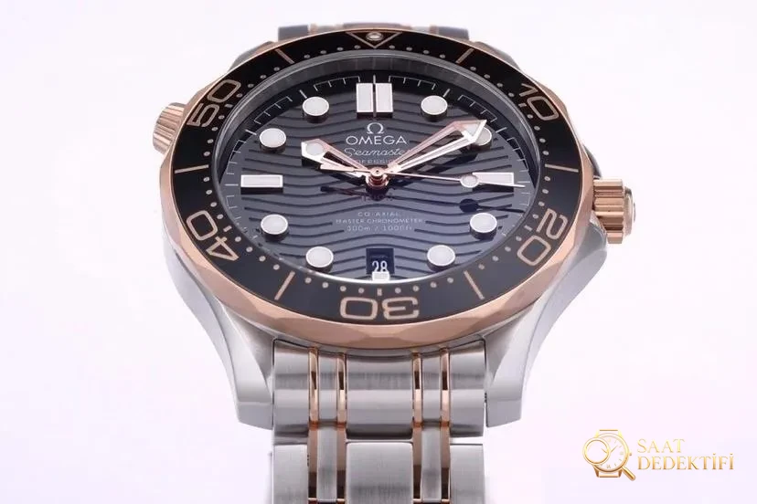 VS Omega yeni Seamaster 300 çift ton rose gold 8800 mekanizmalı replika saat incelemesi - Yan Profil ve Kordon Bağlantısı