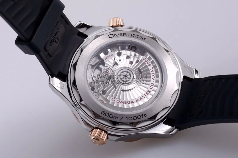 VS Omega yeni Seamaster 300 çift ton rose gold 8800 mekanizmalı replika saat incelemesi — 20. fotoğraf