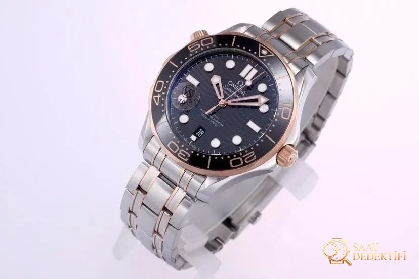 VS Omega yeni Seamaster 300 çift ton rose gold 8800 mekanizmalı replika saat incelemesi - Arka Kapak Gravür ve Seri Numarası