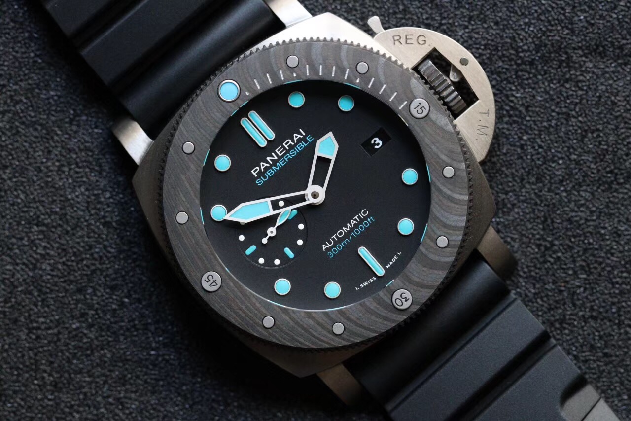 VS Panerai PAM799 karbon fiber bezelli titanyum kasa 47 mm replika saat incelemesi — 4. fotoğraf