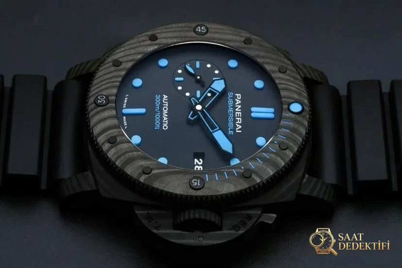 VS Panerai Submersible serisi PAM01616 karbon fiber replika saat incelemesi - Arka Kapak ve Mekanizma Detayı