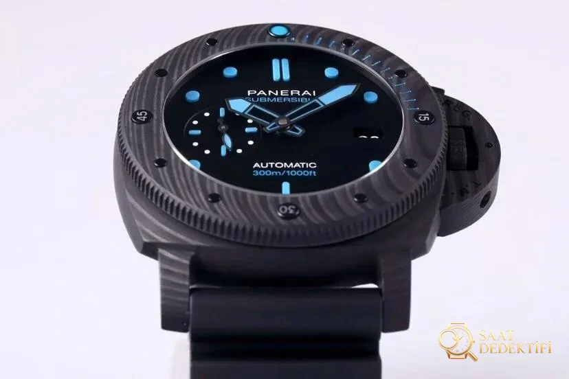 VS Panerai Submersible serisi PAM01616 karbon fiber replika saat incelemesi - Genel Açı ve Estetik Duruş