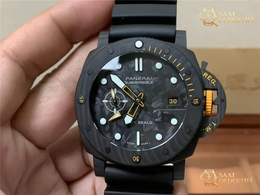 VS (SBF) fabrikası Panerai PAM1324 karbon fiber ilk bakışta replika belli olur mu? - Arka Kapak ve Mekanizma Detayı