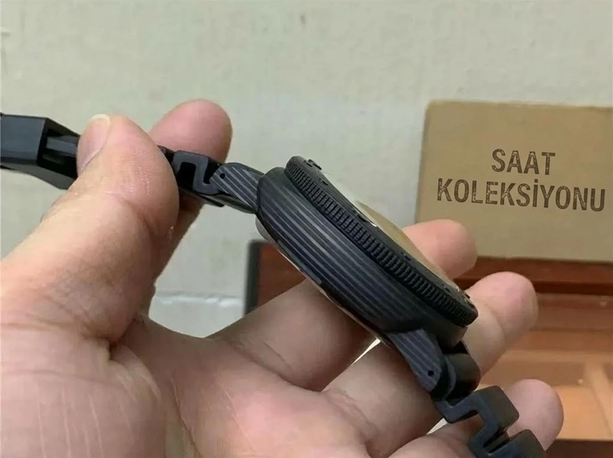 VS (SBF) fabrikası Panerai PAM1324 karbon fiber ilk bakışta replika belli olur mu? - Klips Kilidi ve Lazer Damgalar
