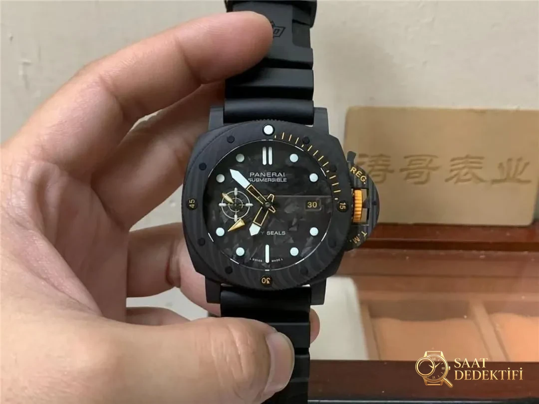 VS/SBF Factory Panerai PAM1324 karbon fiber almaya değer mi? - Arka Kapak ve Mekanizma Detayı