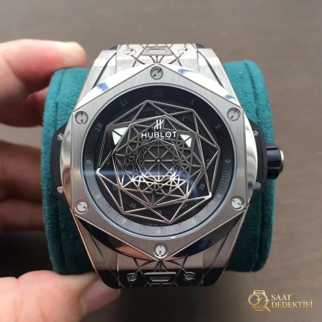 WWF Factory Hublot Big Bang Sang Bleu Tattoo İncelemesi: Sektördeki ilk gerçek titanyum SangBleu saati - Arka Kapak ve Mekanizma Detayı