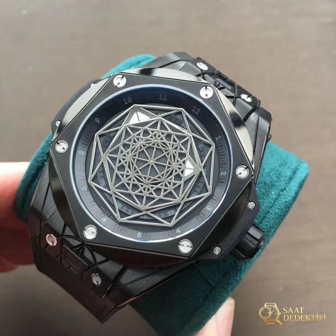WWF Factory Hublot Big Bang Sang Bleu Tattoo İncelemesi: Sektördeki ilk gerçek titanyum SangBleu saati - Fosfor ve Super-LumiNova Gece Görünümü