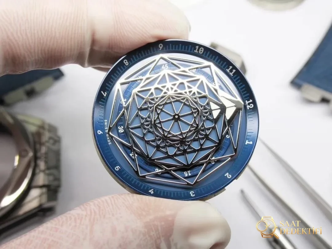WWF Factory Hublot Big Bang Sang Bleu Tattoo İncelemesi: Sektördeki ilk gerçek titanyum SangBleu saati - Mekanizma Regülatör ve Sapma Ayar Bloğu