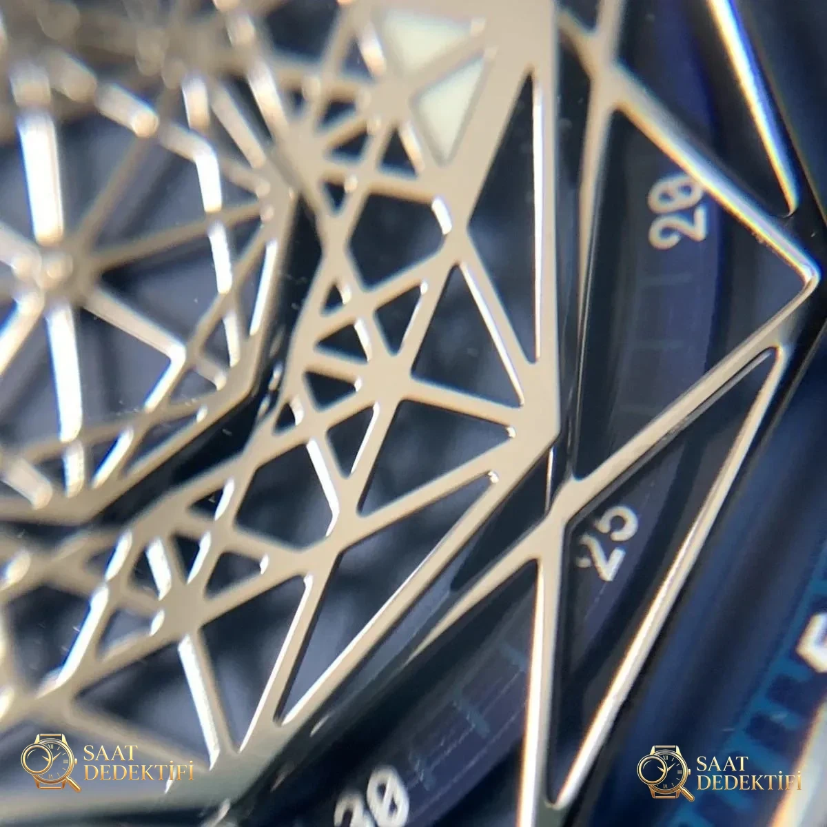 WWF Factory Hublot Big Bang Sang Bleu Tattoo İncelemesi: Sektördeki ilk gerçek titanyum SangBleu saati - Kadran Tipografisi ve Yazı Kabartmaları
