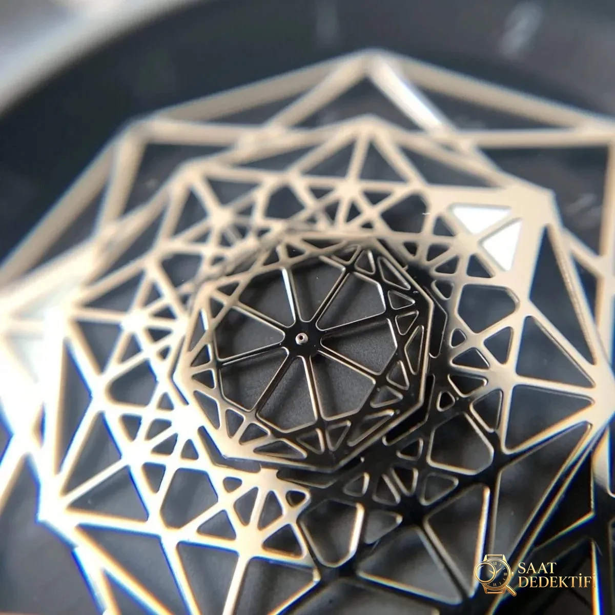WWF Factory Hublot Big Bang Sang Bleu Tattoo İncelemesi: Sektördeki ilk gerçek titanyum SangBleu saati - Kurma Kolu Yivleri ve Tutuş Dokusu