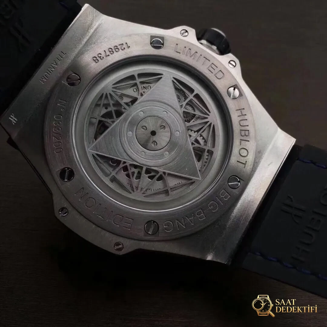 WWF Factory Hublot Big Bang Sang Bleu Tattoo İncelemesi: Sektördeki ilk gerçek titanyum SangBleu saati - Arka Safir Cam Altında Kalibre Detayı