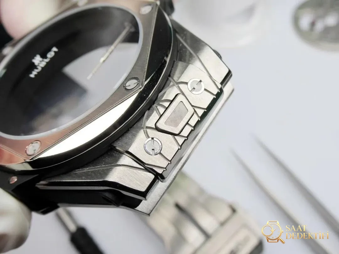WWF Factory Hublot Big Bang Sang Bleu Tattoo İncelemesi: Sektördeki ilk gerçek titanyum SangBleu saati - Kasa Arka Yivleri ve Sızdırmazlık Contası