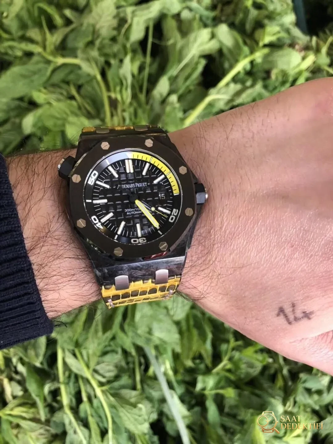 Examen de l'Audemars Piguet Royal Oak Offshore 15706 - Vue de face et conception du boîtier