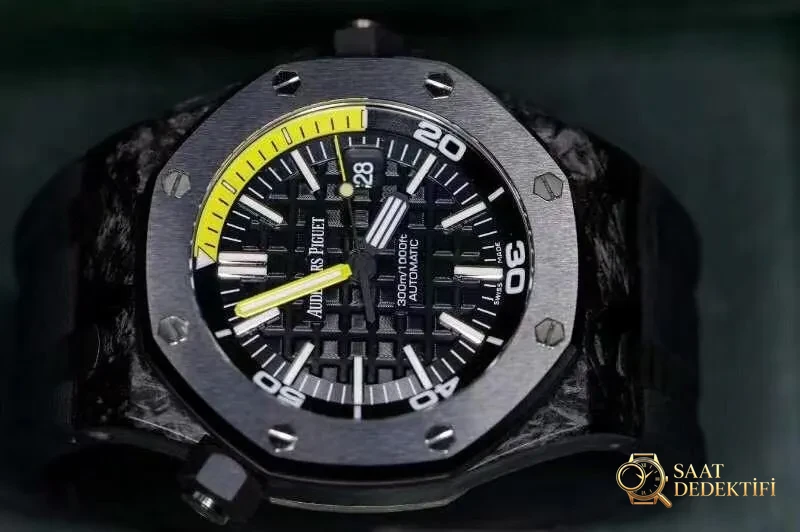 Qu'est-ce qui a été amélioré dans la version V3 de la montre en carbone forgé XF Factory Audemars Piguet 15706 ? - Détail de la couverture arrière et du mécanisme