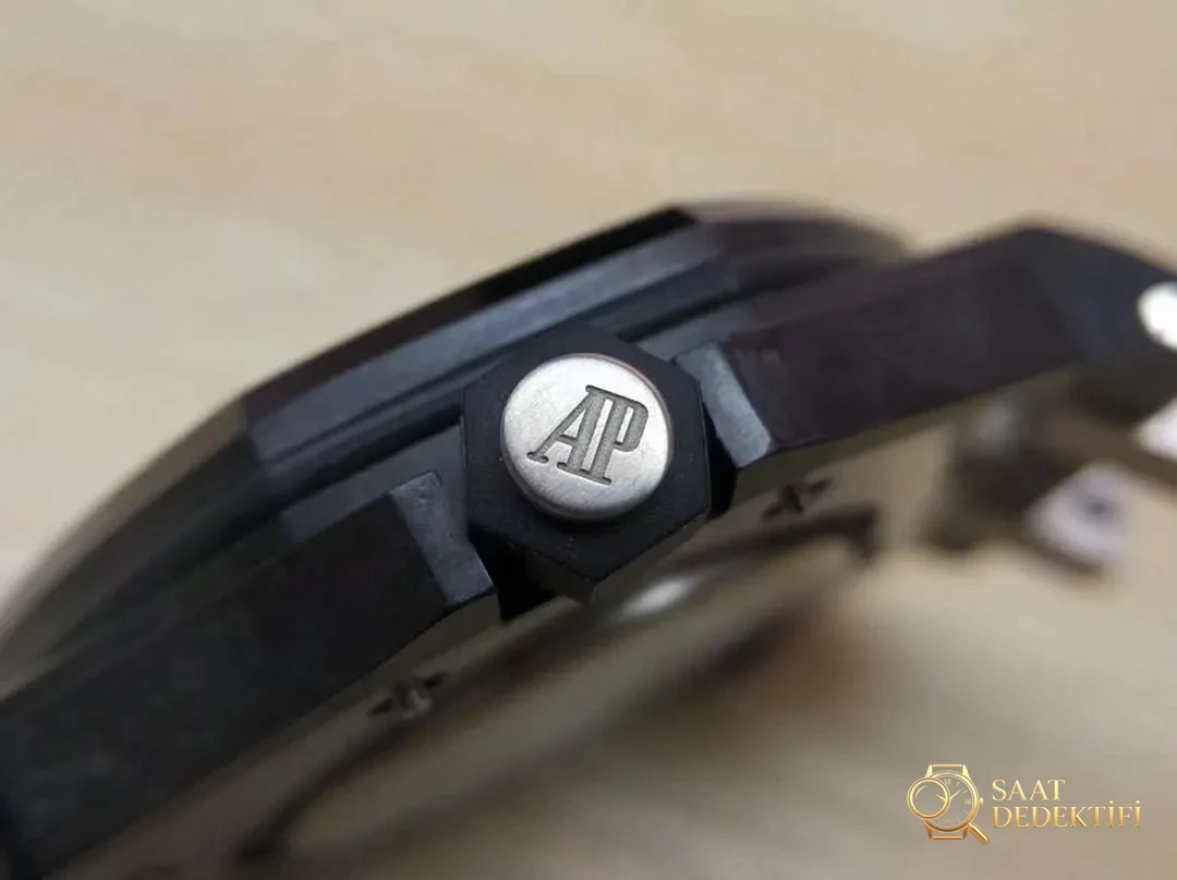 Qu'est-ce qui a été amélioré dans la version V3 de la montre en carbone forgé XF Factory Audemars Piguet 15706 ? - Vue nocturne phosphore et Super-LumiNova