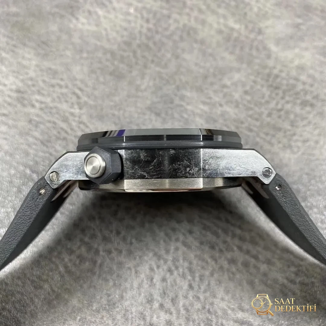 Qu'est-ce qui a été amélioré dans la version V3 de la montre en carbone forgé XF Factory Audemars Piguet 15706 ? - Vue Collection et Vitrine