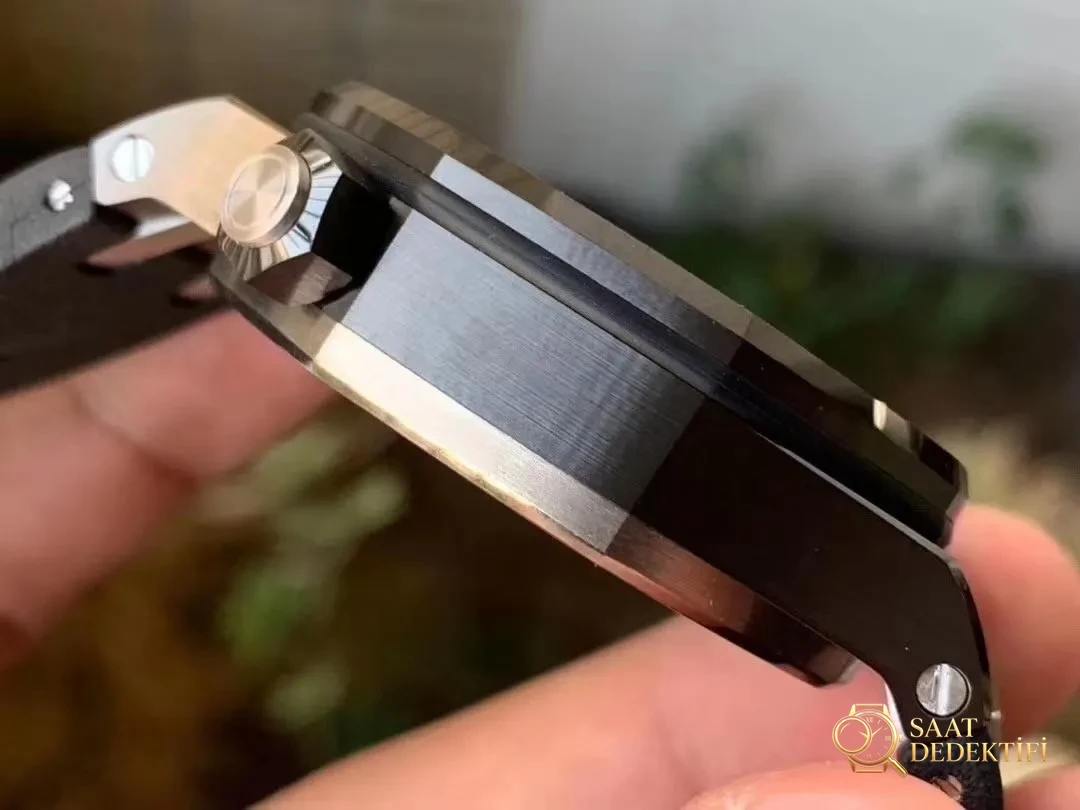 Is the XF Factory Audemars Piguet 15707 ceramic watch V2 version still obvious as a replica at first glance? - Peak Protection and Adjustment Function